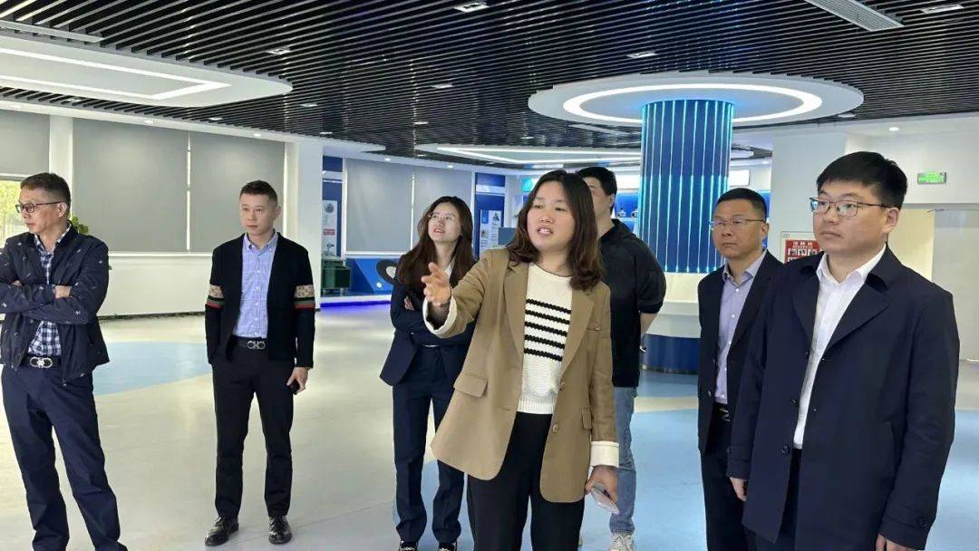 浙江省海寧市鹽官鎮黨委書記江超一行蒞臨我司考察交流插圖