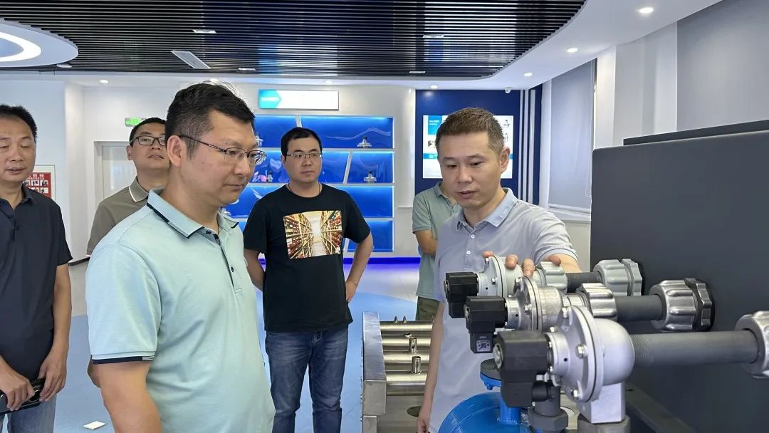 銅陵蘇州東風(fēng)精沖工程有限公司總經(jīng)理喻華平一行蒞臨我司參觀考察